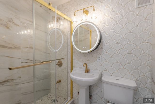 5021 39th Pl Apt 5C, New York City, NY 11104