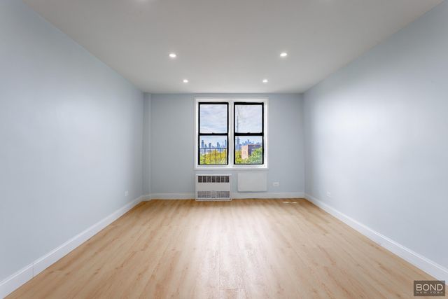 5021 39th Pl Apt 5C, New York City, NY 11104