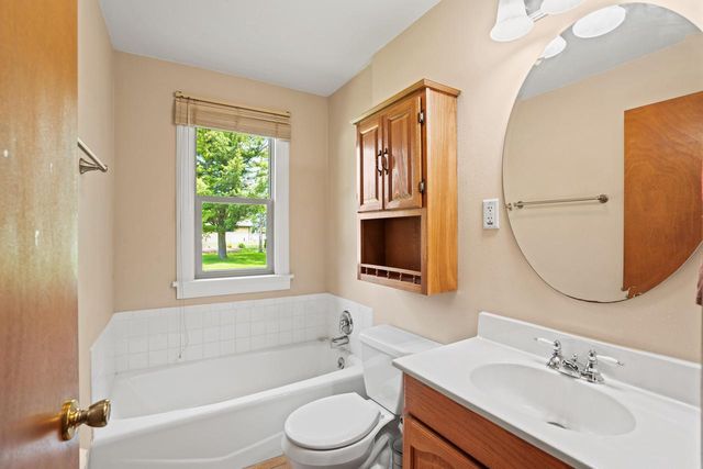 28248 N Lake DRIVE, Waterford, WI 53185