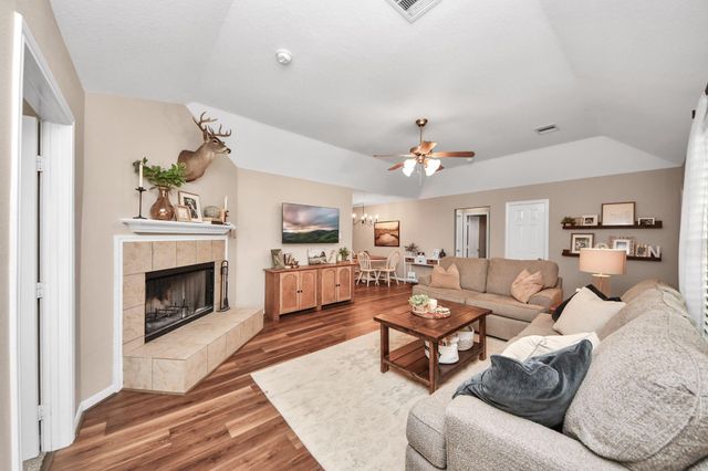 3608 Kristen Drive, Highlands, TX 77562