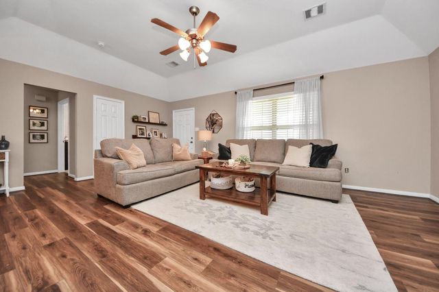 3608 Kristen Drive, Highlands, TX 77562