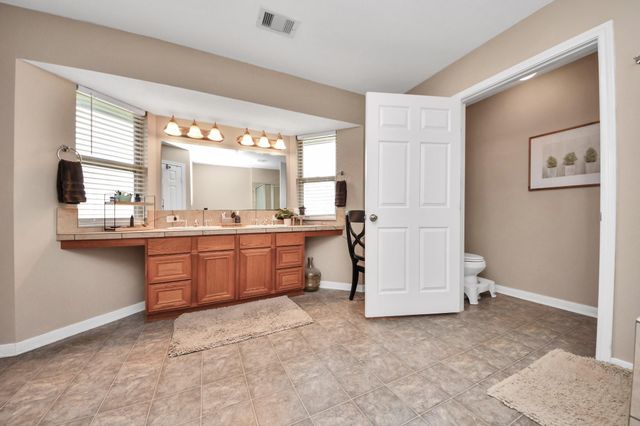 3608 Kristen Drive, Highlands, TX 77562