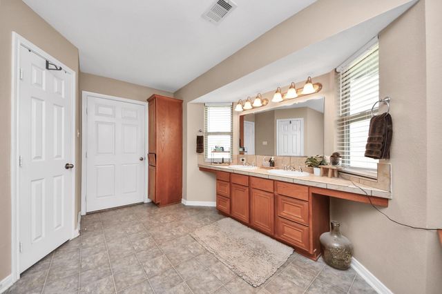 3608 Kristen Drive, Highlands, TX 77562