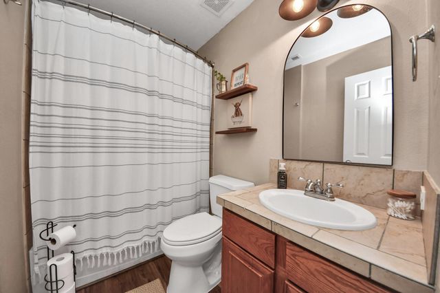 3608 Kristen Drive, Highlands, TX 77562