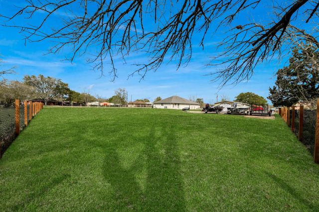 3608 Kristen Drive, Highlands, TX 77562