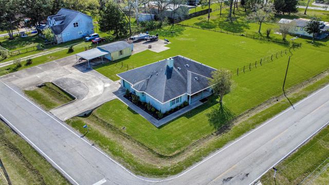 3608 Kristen Drive, Highlands, TX 77562