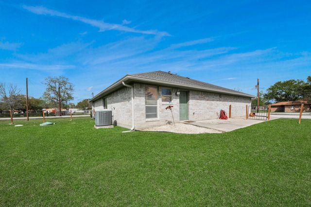 3608 Kristen Drive, Highlands, TX 77562