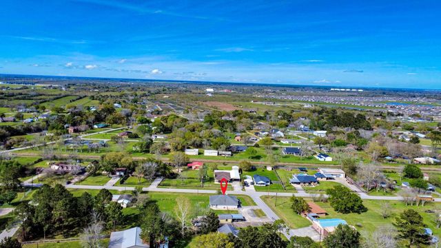 3608 Kristen Drive, Highlands, TX 77562