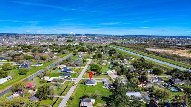 3608 Kristen Drive, Highlands, TX 77562