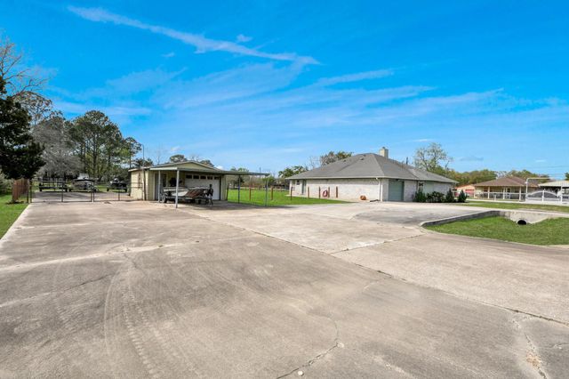 3608 Kristen Drive, Highlands, TX 77562