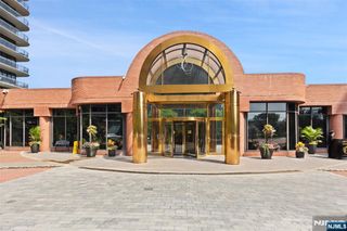 100 Carlyle Drive 9AS, Cliffside Park, NJ 07010
