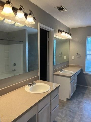 208 Billy Wickliffe Drive, Wilmer, TX 75172