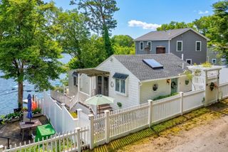 21 Hillside Rd, Plymouth, MA 02360
