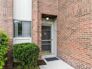 33587 Pondview Circle 114, Livonia, MI 48152