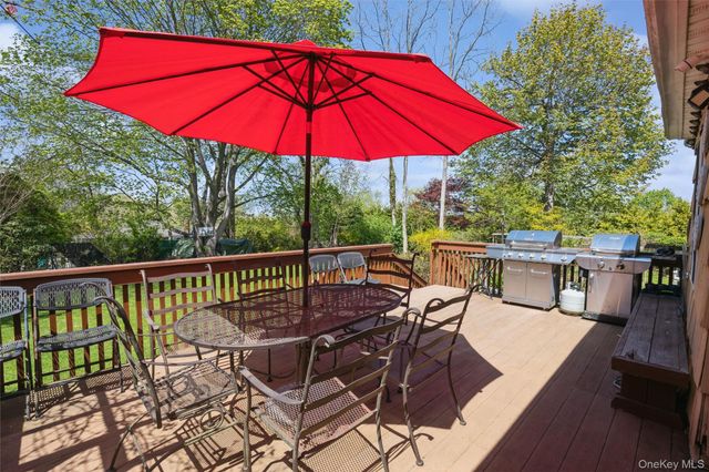 5 Highpoint Drive, Huntington, NY 11743