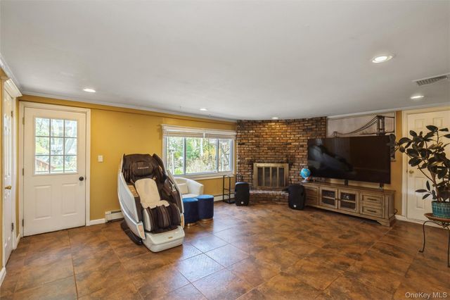 5 Highpoint Drive, Huntington, NY 11743