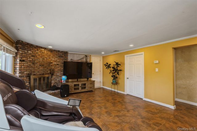 5 Highpoint Drive, Huntington, NY 11743