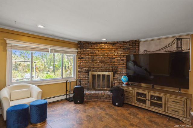 5 Highpoint Drive, Huntington, NY 11743