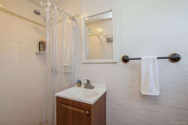 5 Highpoint Drive, Huntington, NY 11743