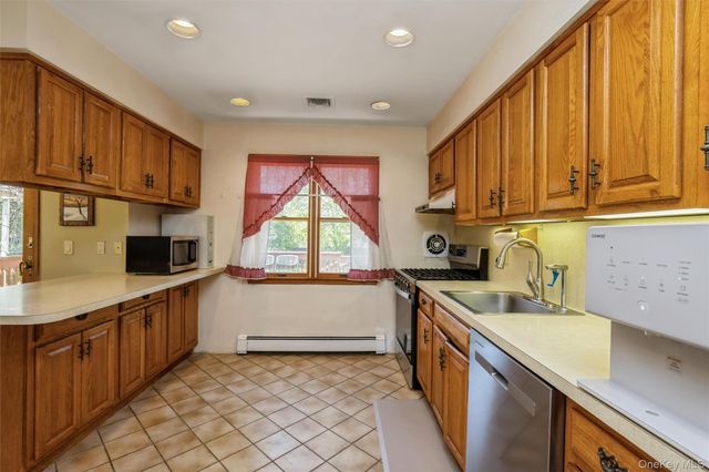 5 Highpoint Drive, Huntington, NY 11743