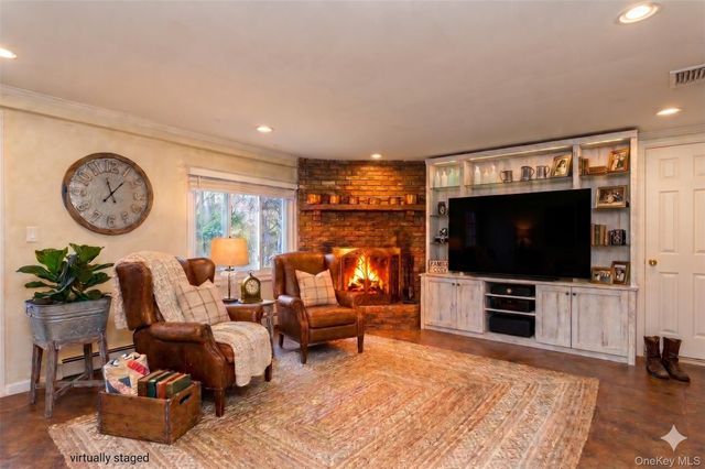 5 Highpoint Drive, Huntington, NY 11743