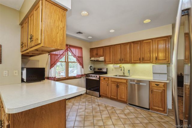 5 Highpoint Drive, Huntington, NY 11743