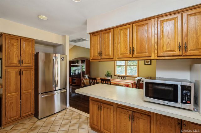 5 Highpoint Drive, Huntington, NY 11743