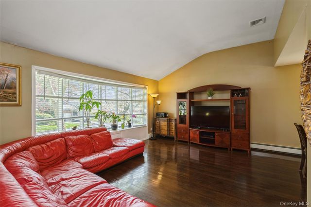 5 Highpoint Drive, Huntington, NY 11743