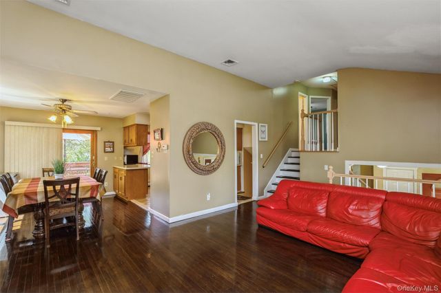 5 Highpoint Drive, Huntington, NY 11743