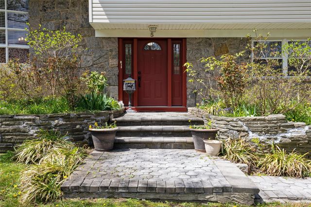 5 Highpoint Drive, Huntington, NY 11743