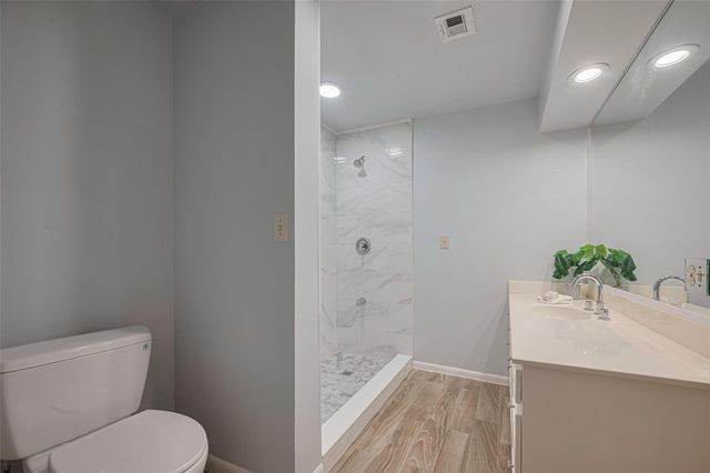 15600 Barkers Landing Road 20, Houston, TX 77079