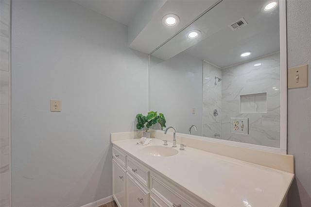 15600 Barkers Landing Road 20, Houston, TX 77079