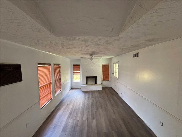 612 Winding Way Street, Lake Jackson, TX 77566
