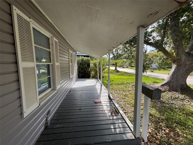 612 Winding Way Street, Lake Jackson, TX 77566