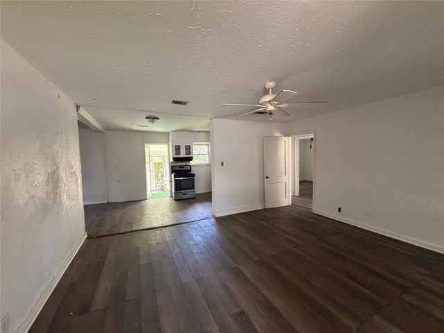 612 Winding Way Street, Lake Jackson, TX 77566