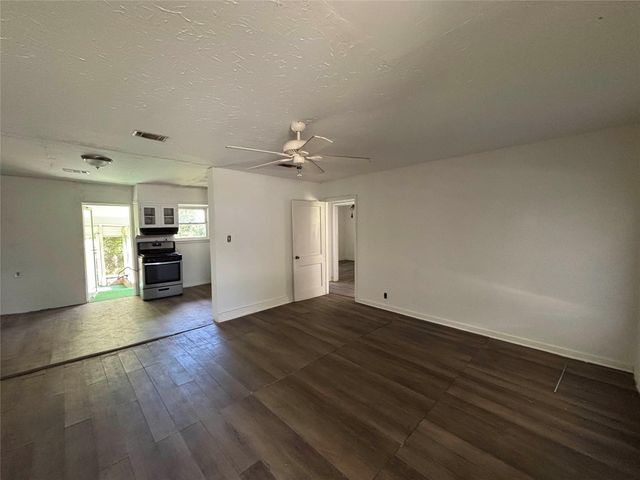 612 Winding Way Street, Lake Jackson, TX 77566