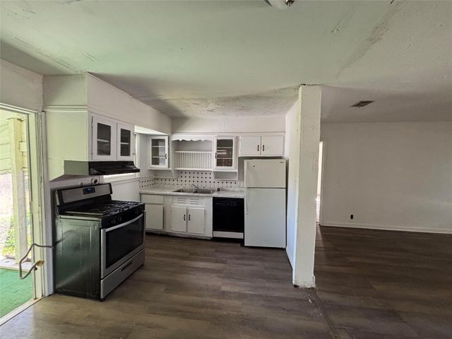612 Winding Way Street, Lake Jackson, TX 77566
