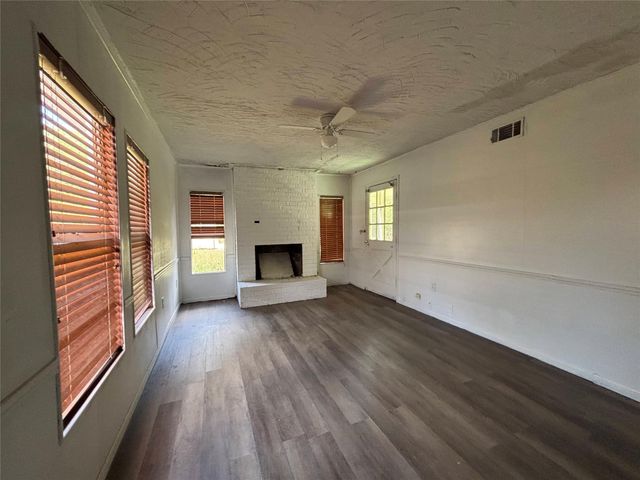 612 Winding Way Street, Lake Jackson, TX 77566