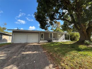 612 Winding Way Street, Lake Jackson, TX 77566