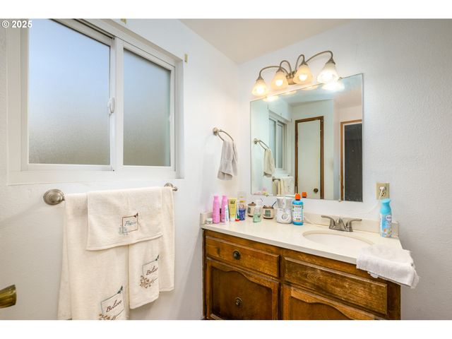 125 SUSAN St, Myrtle Creek, OR 97457