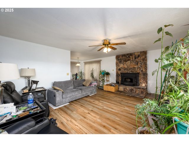 125 SUSAN St, Myrtle Creek, OR 97457