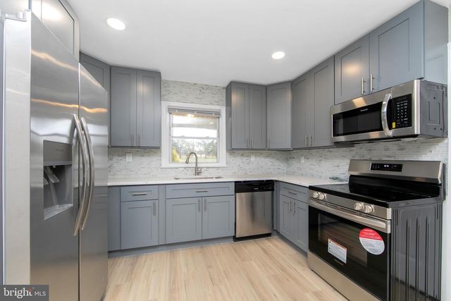 2 S SUNSET RD, Willingboro, NJ 08046