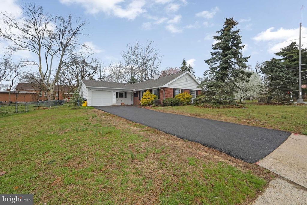 2 S SUNSET RD, Willingboro, NJ 08046