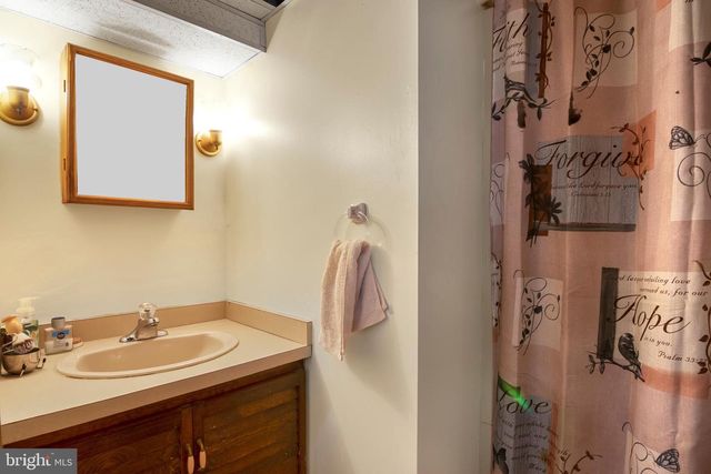 5 ELIZABETH CT, Edison, NJ 08817