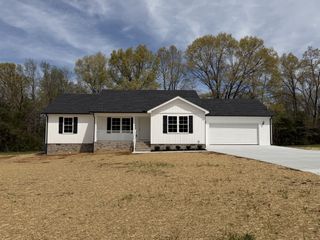 52 Sunset Falls Rd, Tullahoma, TN 37388