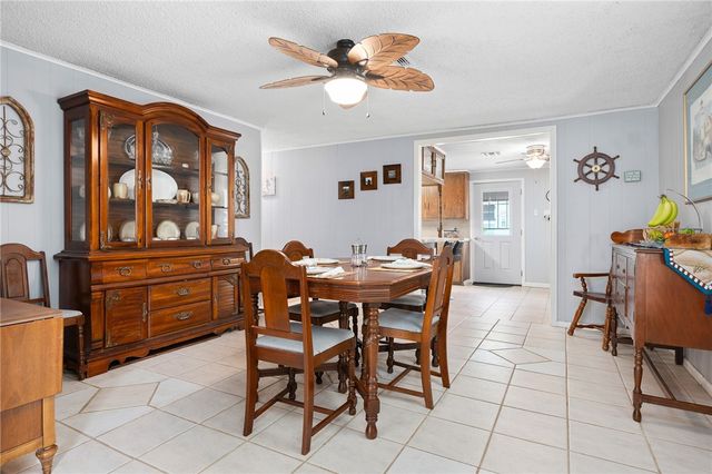 627 S Fuqua St, Rockport, TX 78382