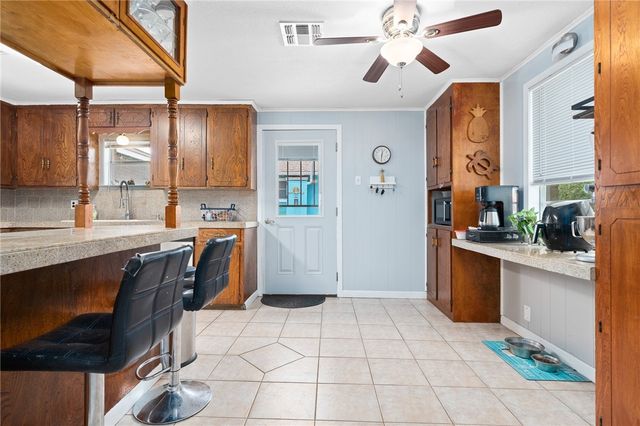 627 S Fuqua St, Rockport, TX 78382