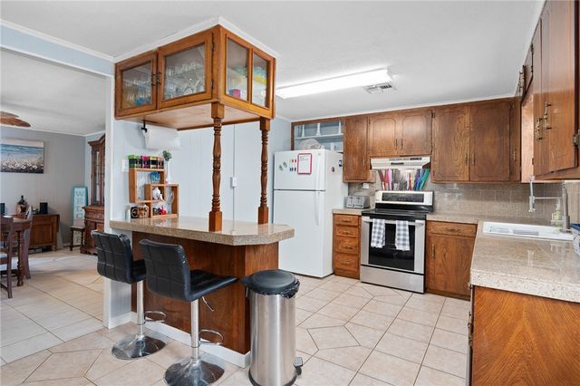 627 S Fuqua St, Rockport, TX 78382