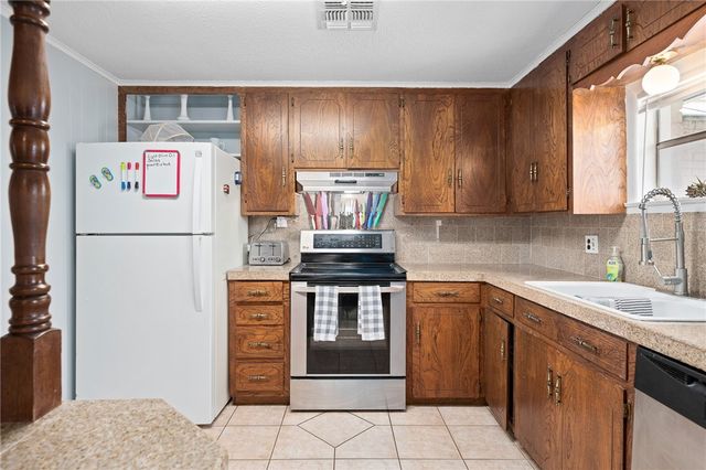 627 S Fuqua St, Rockport, TX 78382