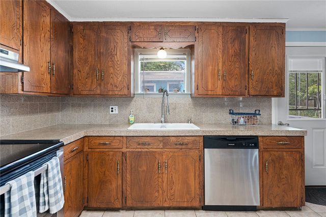 627 S Fuqua St, Rockport, TX 78382